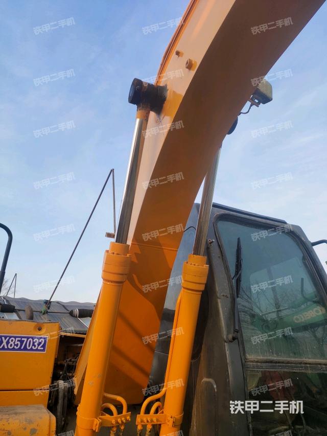 大臂油缸整体 竖拍（工作和回转装置）