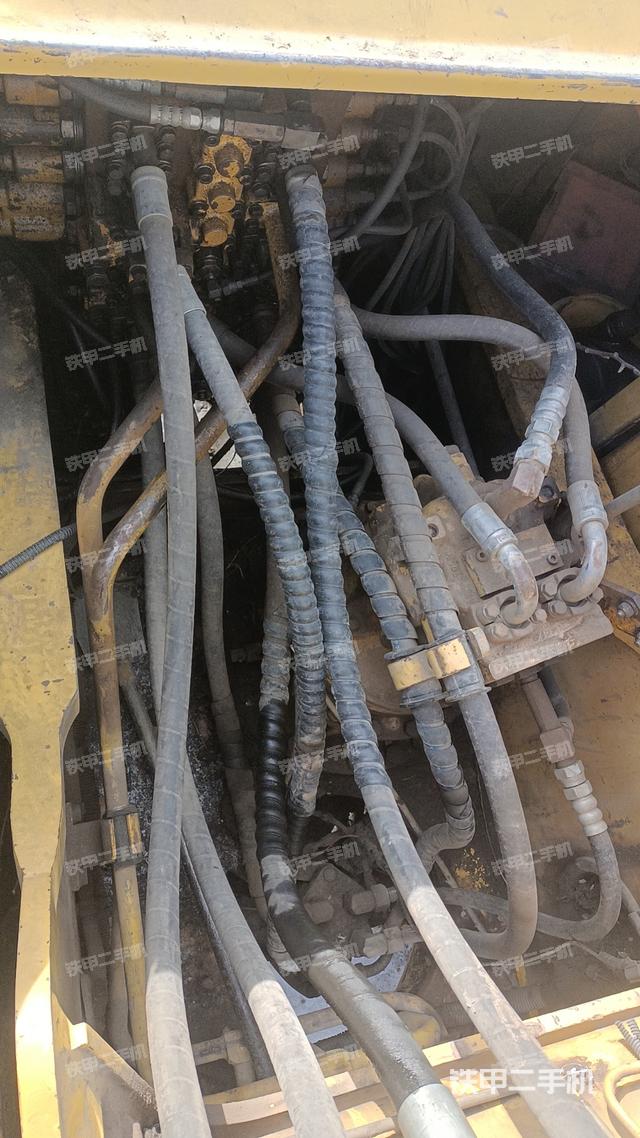 回转马达和主控阀（整机外观）