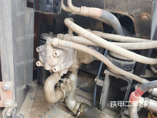 液压泵舱室正面整体（整机外观）