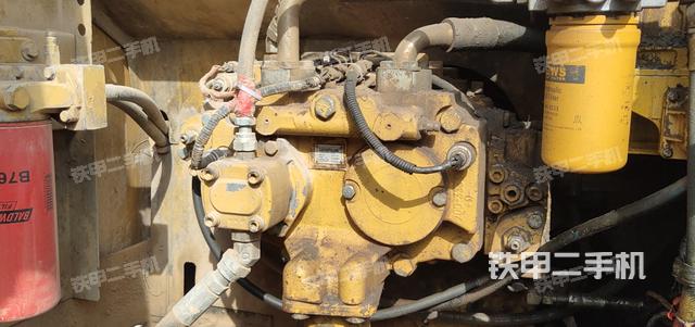 液压泵舱室正面整体（整机外观）