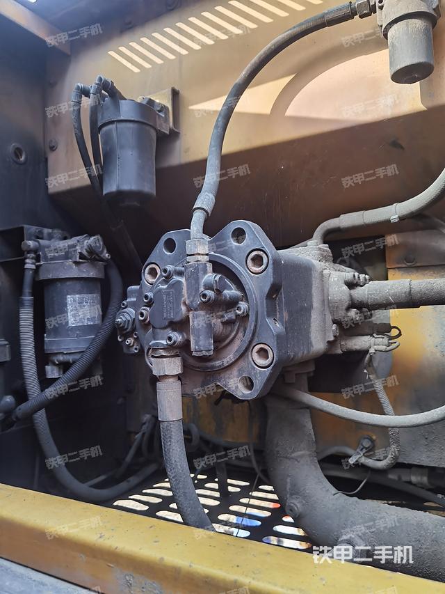 液压泵舱室正面整体（整机外观）