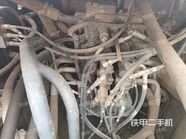 回转马达和主控阀（整机外观）