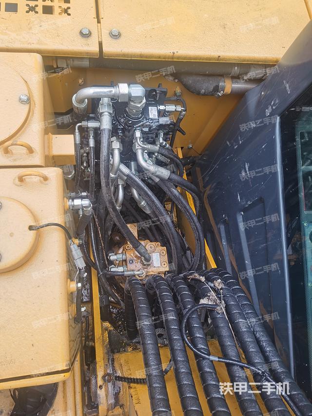 回转马达和主控阀（整机外观）