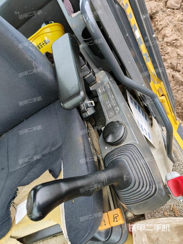 座椅左侧控制台/音响/含左手柄（驾驶室部分）