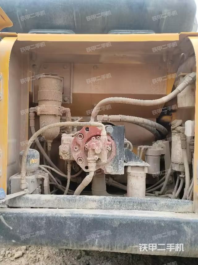 液压泵舱室正面整体（整机外观）