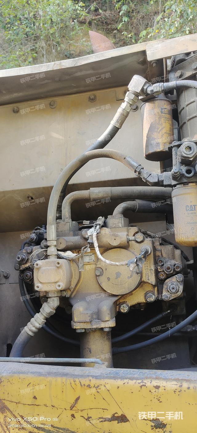 液压泵舱室正面整体（整机外观）