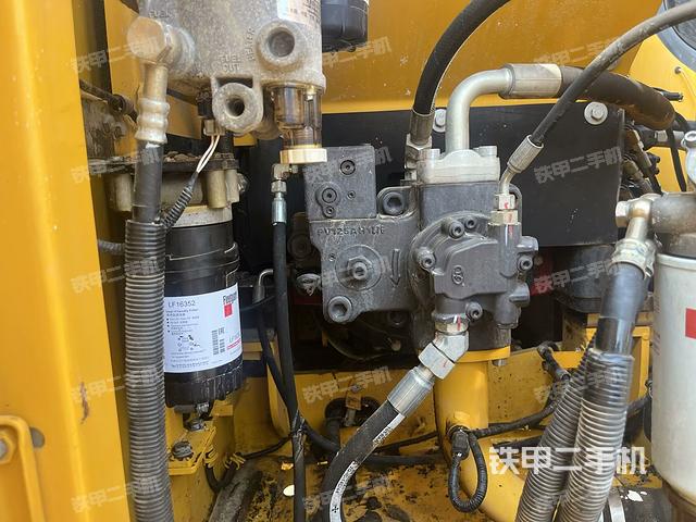 液压泵舱室正面整体（整机外观）