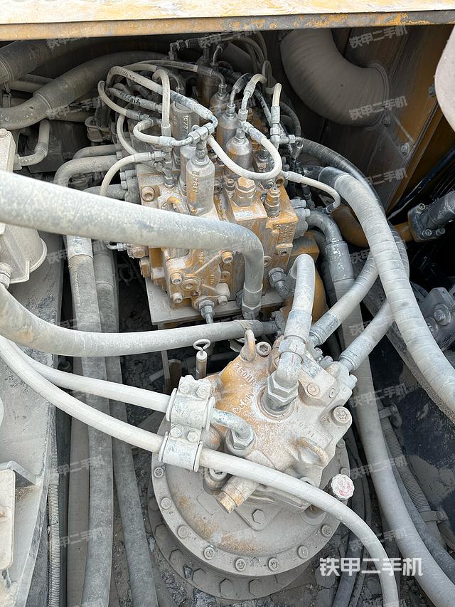 回转马达和主控阀（整机外观）