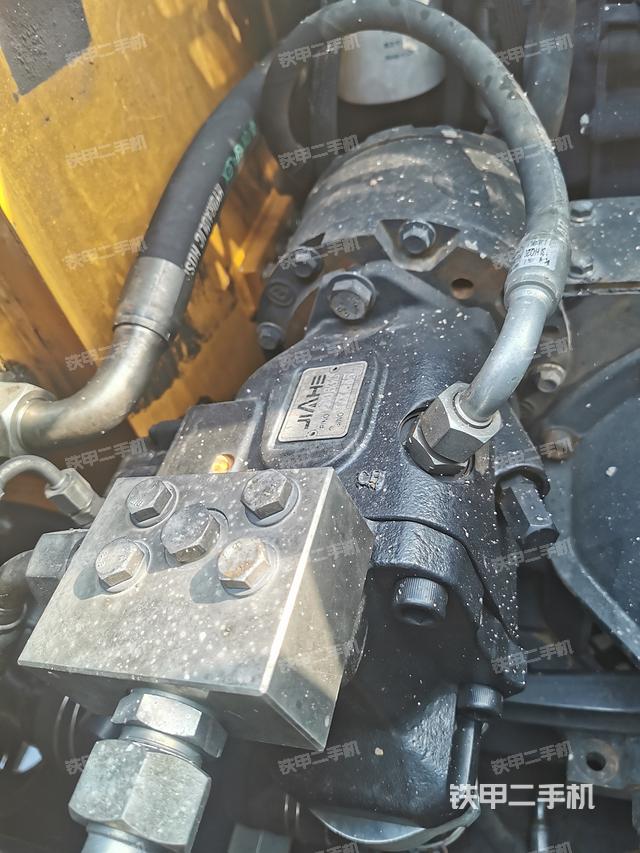 液压泵舱室正面整体（整机外观）