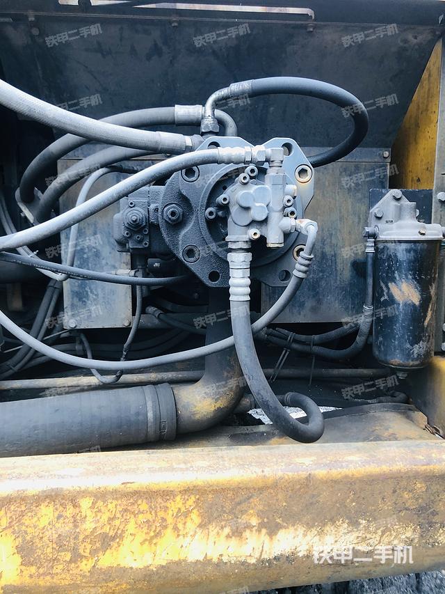 液压泵舱室正面整体（整机外观）