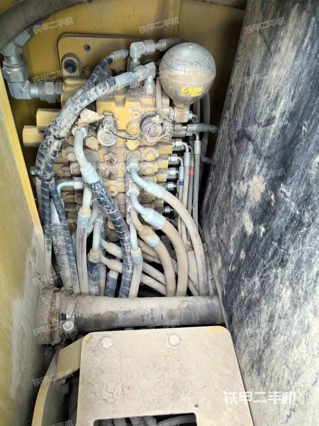 回转马达和主控阀（整机外观）