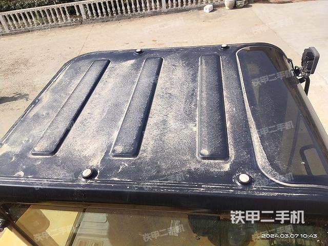 驾驶室顶部（整机外观）