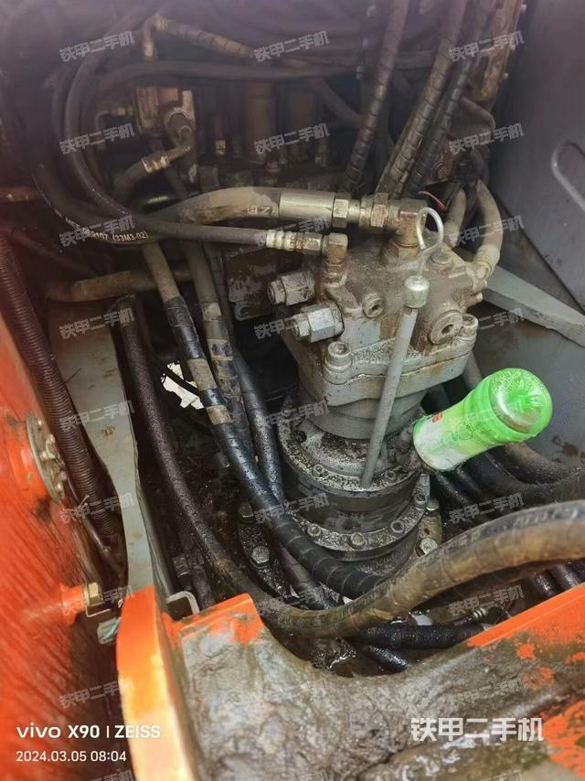 回转马达和主控阀（整机外观）