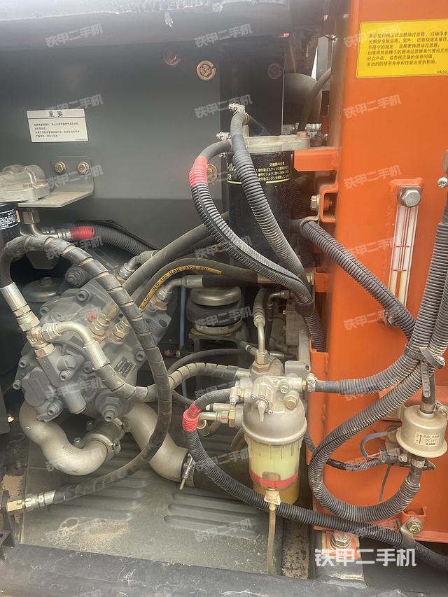 液压泵舱室正面整体（整机外观）