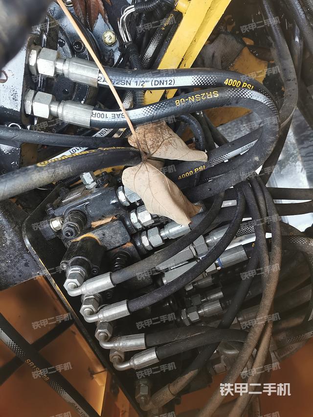 回转马达和主控阀（整机外观）