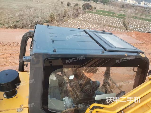 驾驶室顶部（整机外观）