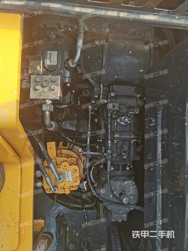 回转马达和主控阀（整机外观）