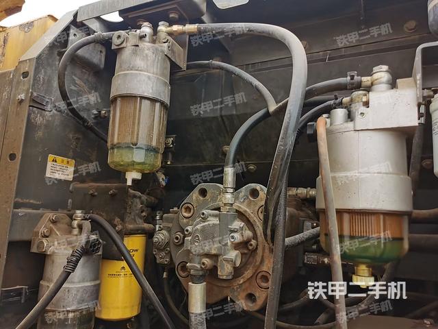 液压泵舱室正面整体（整机外观）