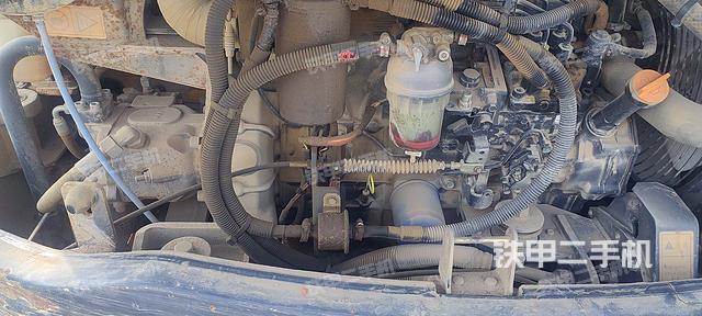 液压泵舱室正面整体（整机外观）