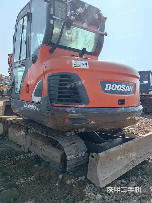 驾驶室顶部（整机外观）