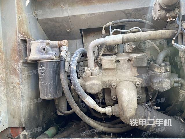 液压泵舱室正面整体（整机外观）