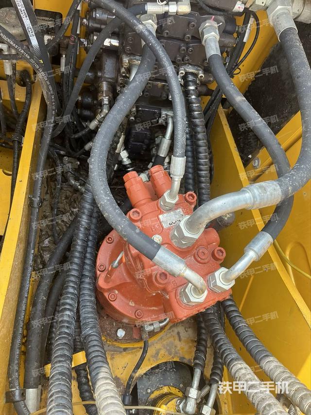 回转马达和主控阀（整机外观）