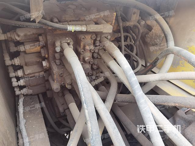 回转马达和主控阀（整机外观）