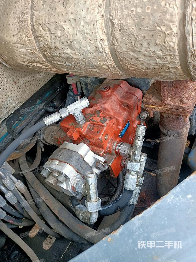 液压泵舱室正面整体（整机外观）