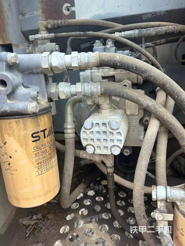 液压泵舱室正面整体（整机外观）