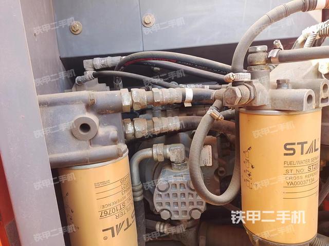 液压泵舱室正面整体（整机外观）