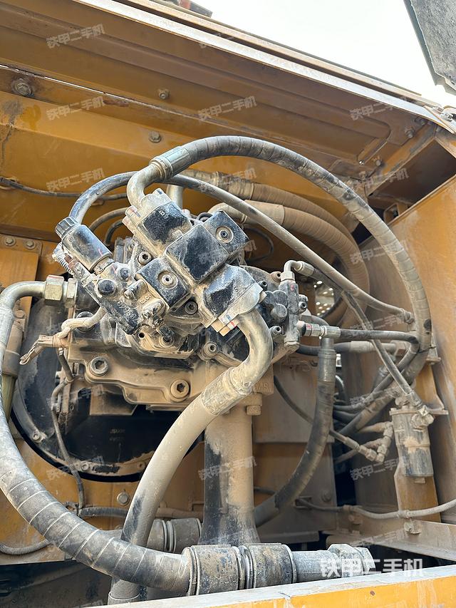 液压泵舱室正面整体（整机外观）