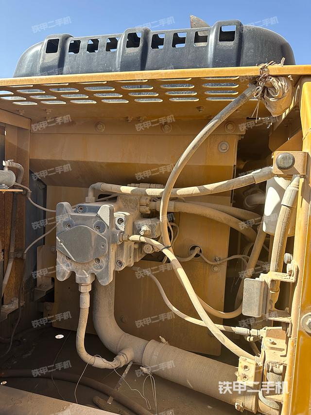 液压泵舱室正面整体（整机外观）