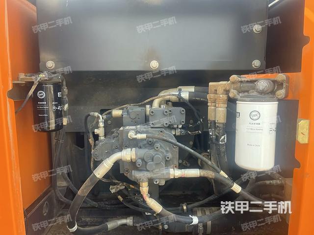 液压泵舱室正面整体（整机外观）