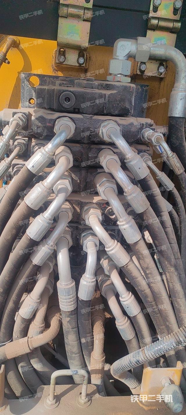 回转马达和主控阀（整机外观）