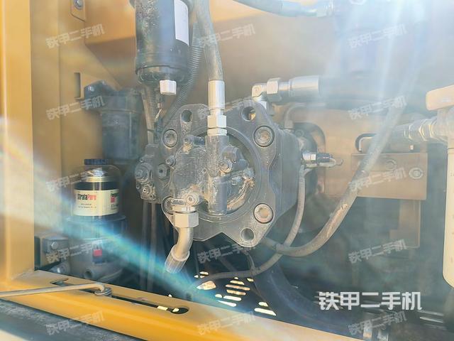 液压泵舱室正面整体（整机外观）