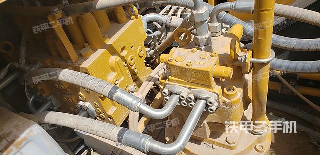 回转马达和主控阀（整机外观）