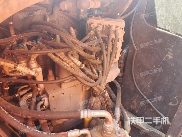 回转马达和主控阀（整机外观）