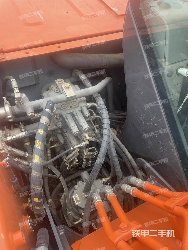 回转马达和主控阀（整机外观）