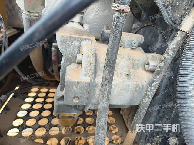 液压泵舱室正面整体（整机外观）