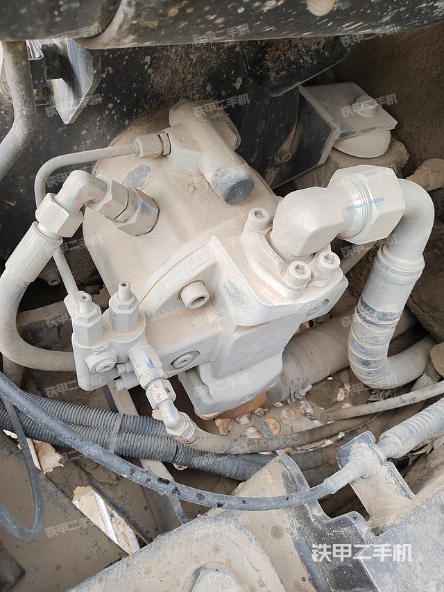 液压泵舱室正面整体（整机外观）