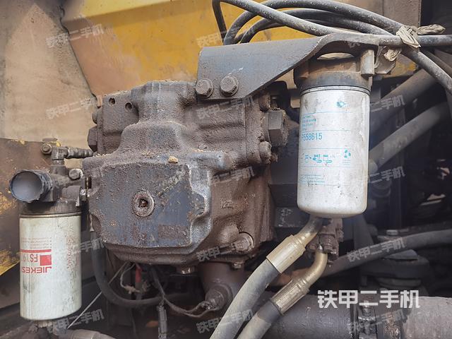 液压泵舱室正面整体（整机外观）