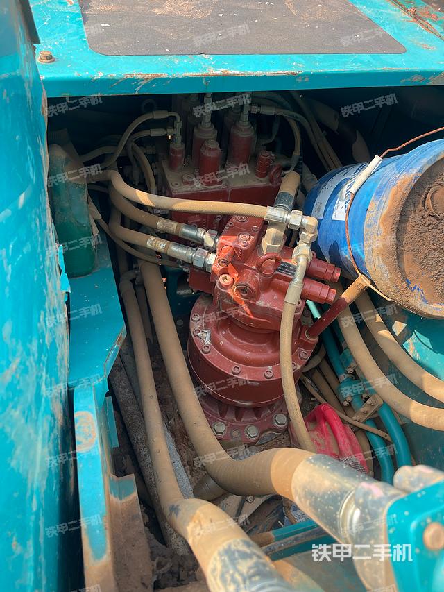 液压泵舱室正面整体（整机外观）