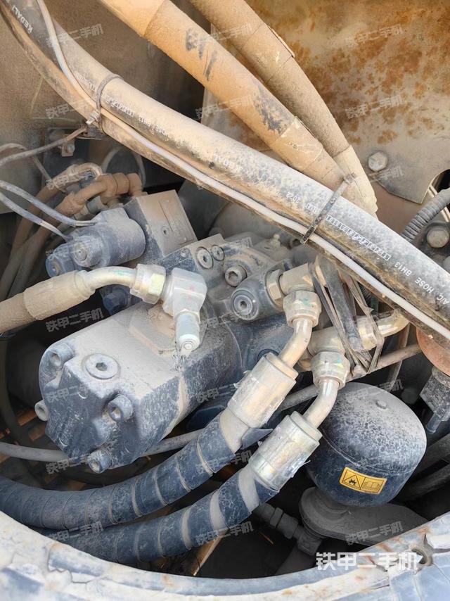 液压泵舱室正面整体（整机外观）