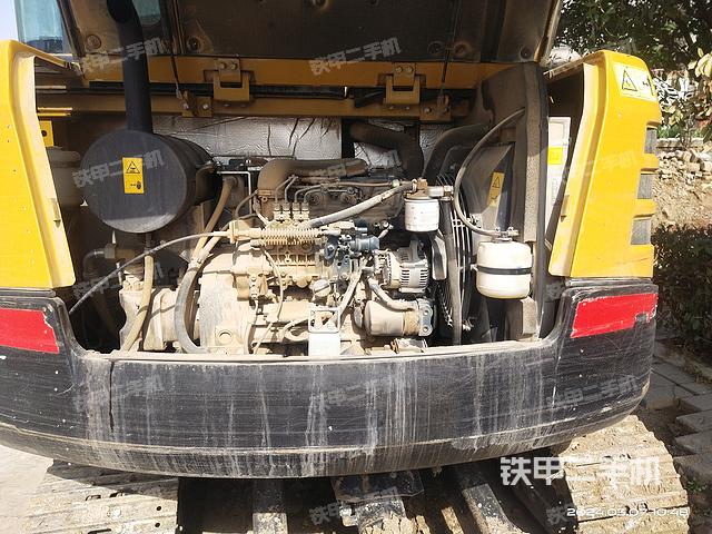 液压泵舱室正面整体（整机外观）