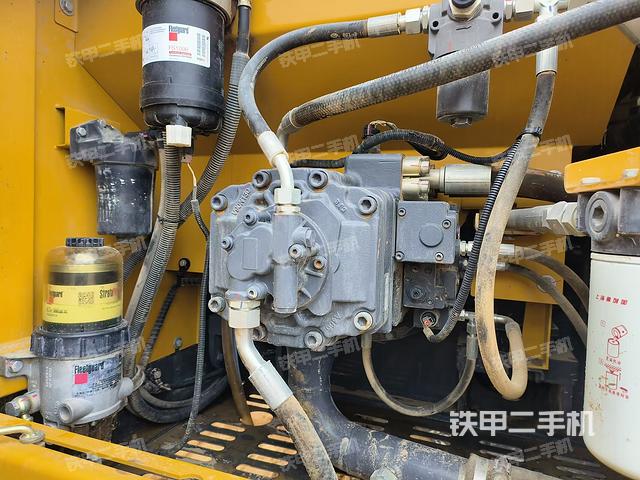 液压泵舱室正面整体（整机外观）