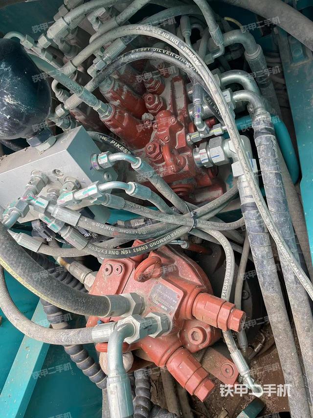 回转马达和主控阀（整机外观）