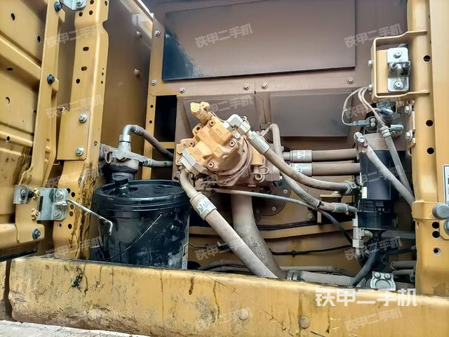 液压泵舱室正面整体（整机外观）