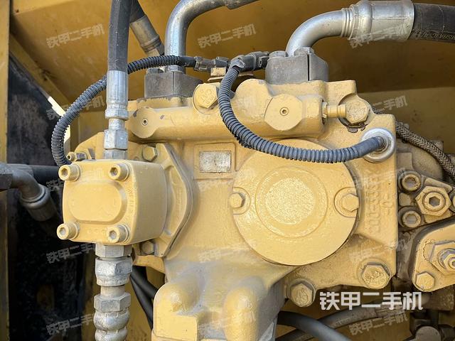 液压泵舱室正面整体（整机外观）