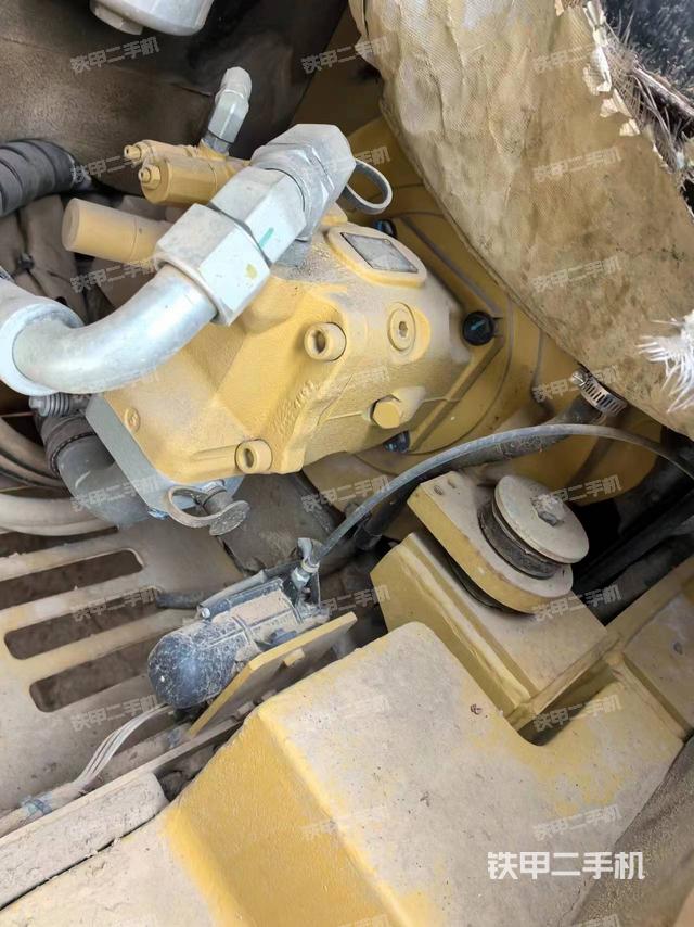 液压泵舱室正面整体（整机外观）