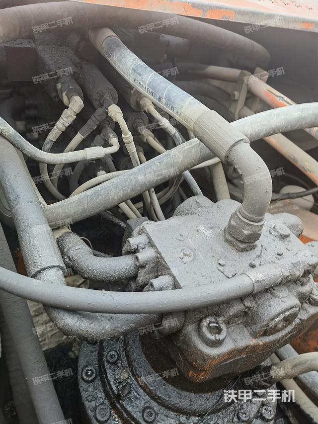 回转马达和主控阀（整机外观）